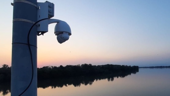 Telecamera che inquadra rifiuti su un corso d'acqua